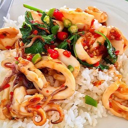 ข้าวกระเพาปลาหมึก