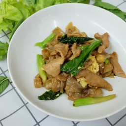 เส้นใหญ่ผัดซิอิ้วหมู