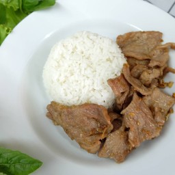 ข้าวราดหมูทอดกระเทียม