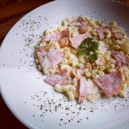 พาสต้าไวท์ครีมซอสไส้กรอกไก่และแฮม