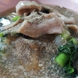 ราดหน้าเส้นใหญาหมู