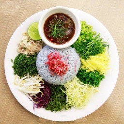 ข้าวยำปักษ์ใต้ไก่ทอดหาดใหญ่ ณ.เชียงใหม่ รวมโชค