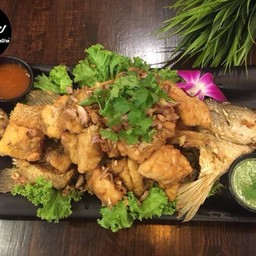 ปลากะพงทอดกระเทียม