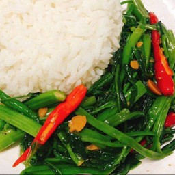 เมนูผัดผักบุ้งราดข้าว
