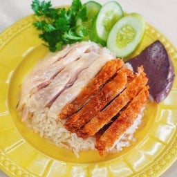 ข้าวมันไก่2สี + เครื่องใน