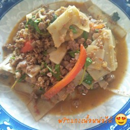 ข้าวราดพริกแกงเนื้อหน่อไม้