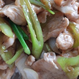 ระบุ หมู , ไก่ ผัดพริกหยวก  เป็น  กับข้าว