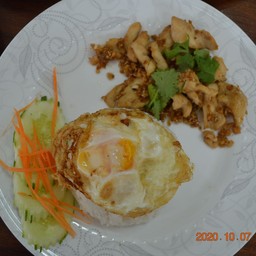 หมูกระเทียมไข่ดาวราดข้าว