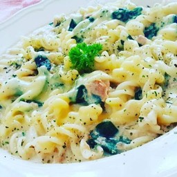 พาสต้าไวท์ครีมซอสผักโขม & ไส้กรอกไก่ (ขายดี)