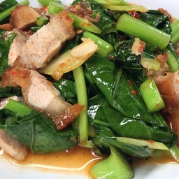 คะน้าหมูกรอบ (กับข้าว)