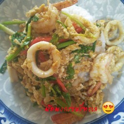 ข้าวราดผัดผงกระหรี่ทะเล