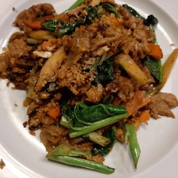 ผัดซีอิ้วหมูหรือไก่