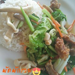ข้าวราดผัดผักรวมหมูกรอบ