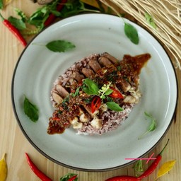 ข้าวราดซอสกะเพราเนื้อริบอาย