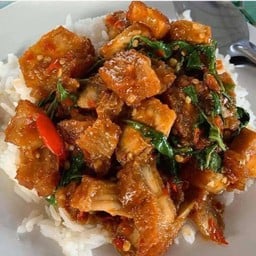 ข้าวกระเพาหมูกรอบ