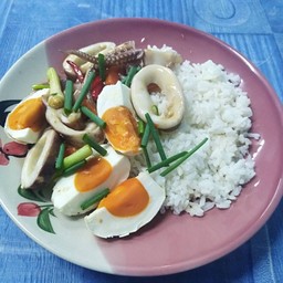 หมึกผัดไข่เค็มราดข้าว