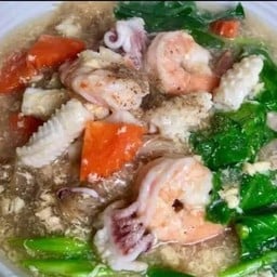 ราดหน้าหมี่ขาวรวมมิตรทะเล