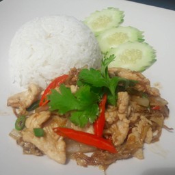ไก่ผัดขิงราดข้าว