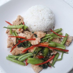 ไก่ผัดกะปิผักบุ้งราดข้าว