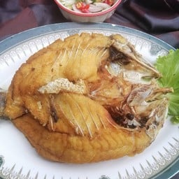 ปลากะพงทอดราดน้ำปลา