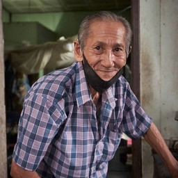 คุณตาพยุตเจ้าของร้าน