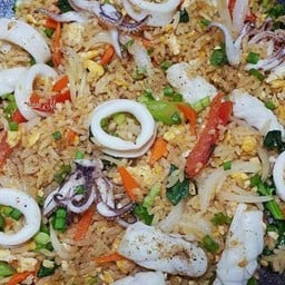 ข้าวผัดปลาหมึก