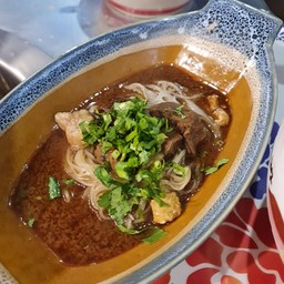 ก๋วยเตี๋ยวเรือเนื้อน้ำตก