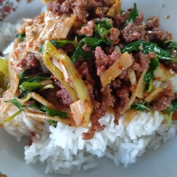 ผัดพริกแกงหน่อไม้เนื้อราดข้าว