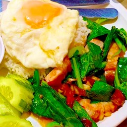 ผัดคะน้าหมูทอดราดข้าว ไม่ไข่