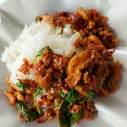 กะเพราเนื้อกาก (เนื้อบด+กากหมู)