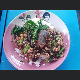 กระเพราหมูสับไข่เยี่ยวม้าราดข้าว