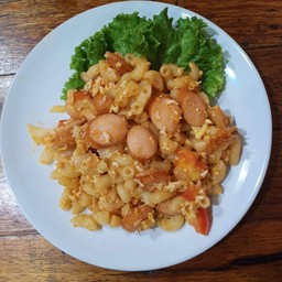 มักกะโรนีผัดซอสมะเขือเทศ