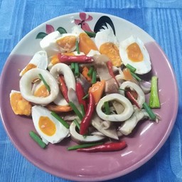 ปลาหมึกผัดไข่เค็ม (กับข้าว)