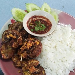 ใส้อ่อนทอดกระเทียมราดข้าว