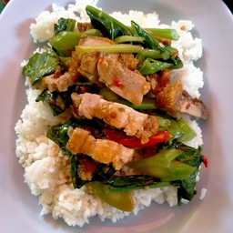 คะน้าหมูกรอบราดข้าว