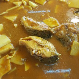 แกงส้มปลากระพงยอดมะพร้าว