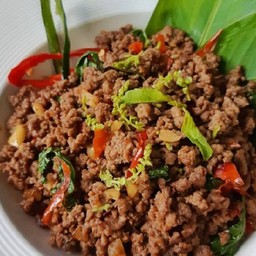 เป็นกับข้าวกะเพราหมูสับ