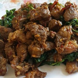 เป็นกับข้าวกะเพราหมูชิ้น