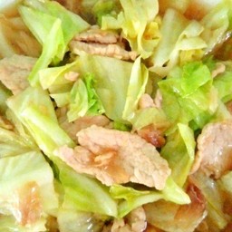 หมูผัดผักกะหล่ำปีราดข้าว