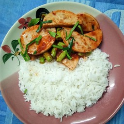 ผัดพริกแกงหมูยอราดข้าว