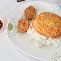 ข้าวไข่เจียวหมูสับบวกหมูยอทอด