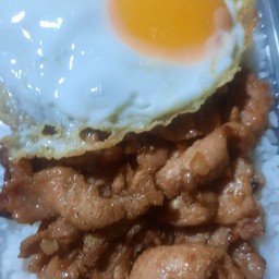 ข้าวหมูทอดกระเทียมไข่ดาว