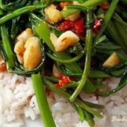 ผัดผักบุ้งไฟแดงราดข้าว