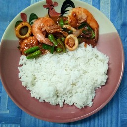 ผัดพริกแกงทะเลราดข้าว