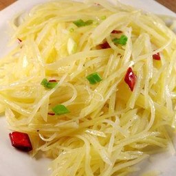 酸辣土豆丝 เผ็ดเปรี้ยวมันฝรั่ง