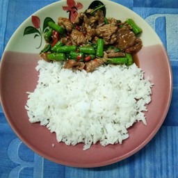 กระเพราเน้ือชิ้นราดข้าว