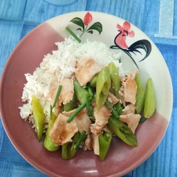 ผัดพริกอ่อนไก่ราดข้าว