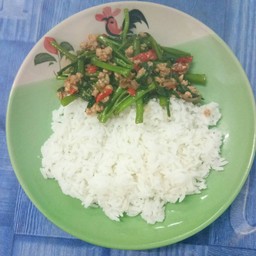 ผัดผักบุ้งหมูสับราดข้าว