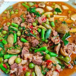 แกงเผ็ดเนื้อรวมทุกอย่าง