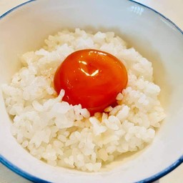 ไข่แดงดองโชยุกับข้าวญี่ปุ่น